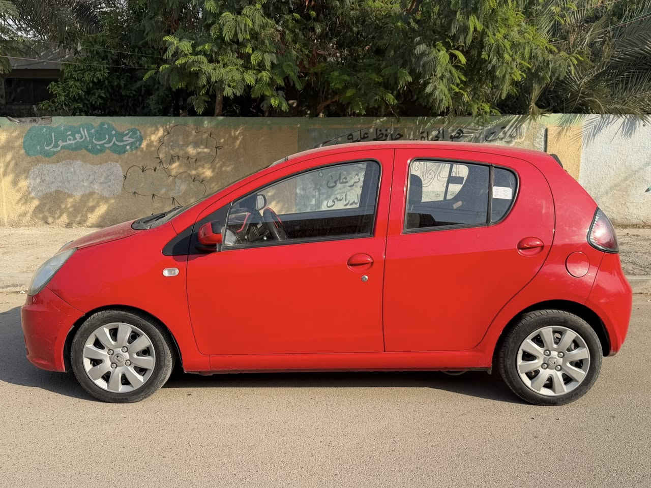 سلام عليكم سياره باندا جيلي
موديل 2013 
سياره كامله مكمله تبريد شغال خير من الله 
شاشاه كامره رقم بغداد 
ماشيه 39 الف حقيقي 
ملاحظه صغيره بيه اربع اصابع بل جاملغ مال سايق مرجع على بارد
مكان بغداد البياع 
رقم تلفون ***********
