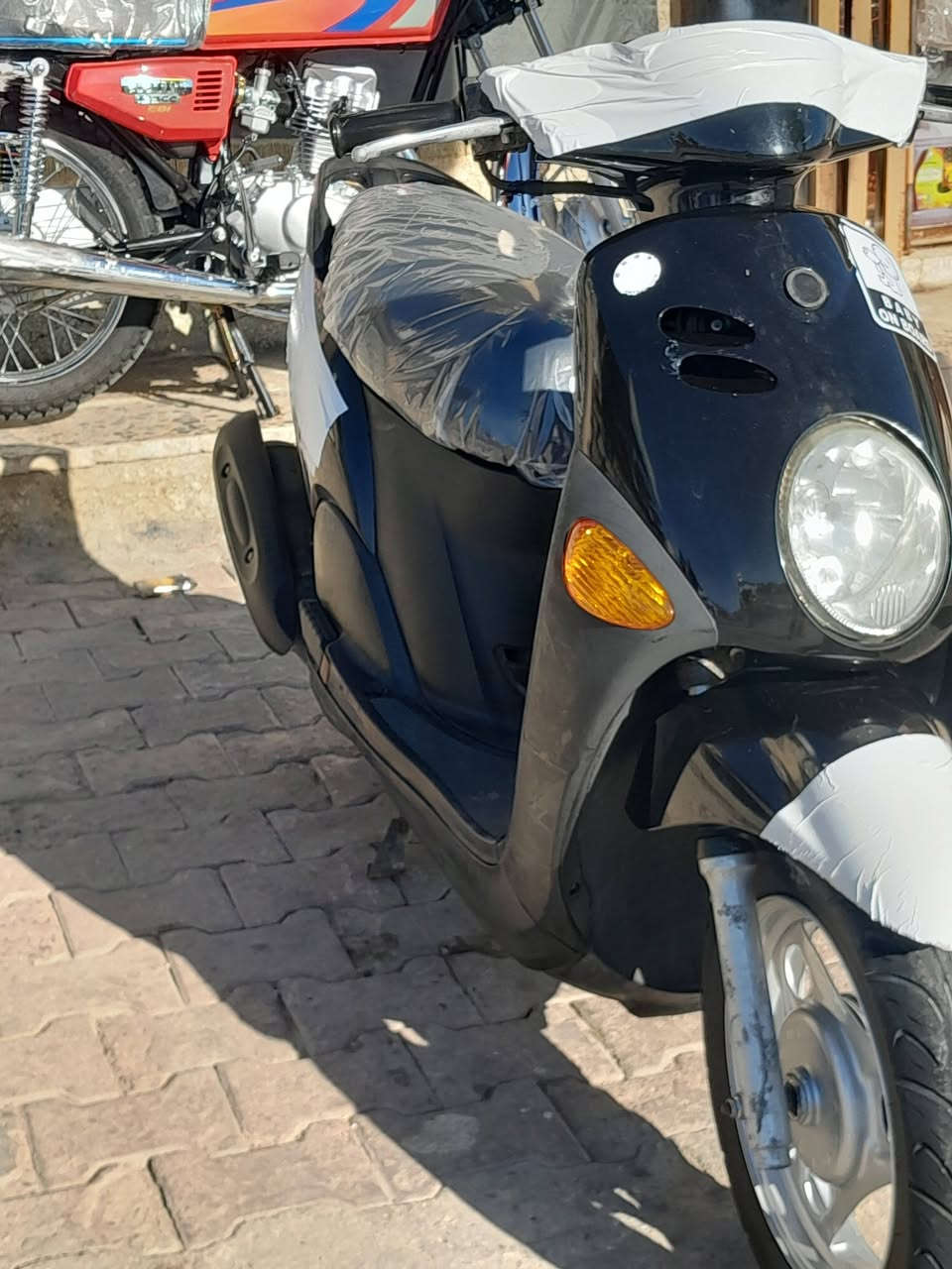 السلام عليكم 🙂‍↕️دراجه فله للبيع
الدراجه مكفوله من الطول للطول 
نضيفه مامفتوحه المكينه مكفوله فقط سلف مبدل والاصلي
الكهربائيات كلها شغال 
الدراجه ناقصها فقط اشاير وره
بانزين كله محسن 
دهن كله امزويل
مسويلها ادامه كامله
موديل 2009
دراجه وراق
مكاني لعمارة حي القاهره الثانيه 
ماعوزها شي 
السعر 950وبيها مجال للطيبين
رقمي*********** 
مامتواجد بالخاص
