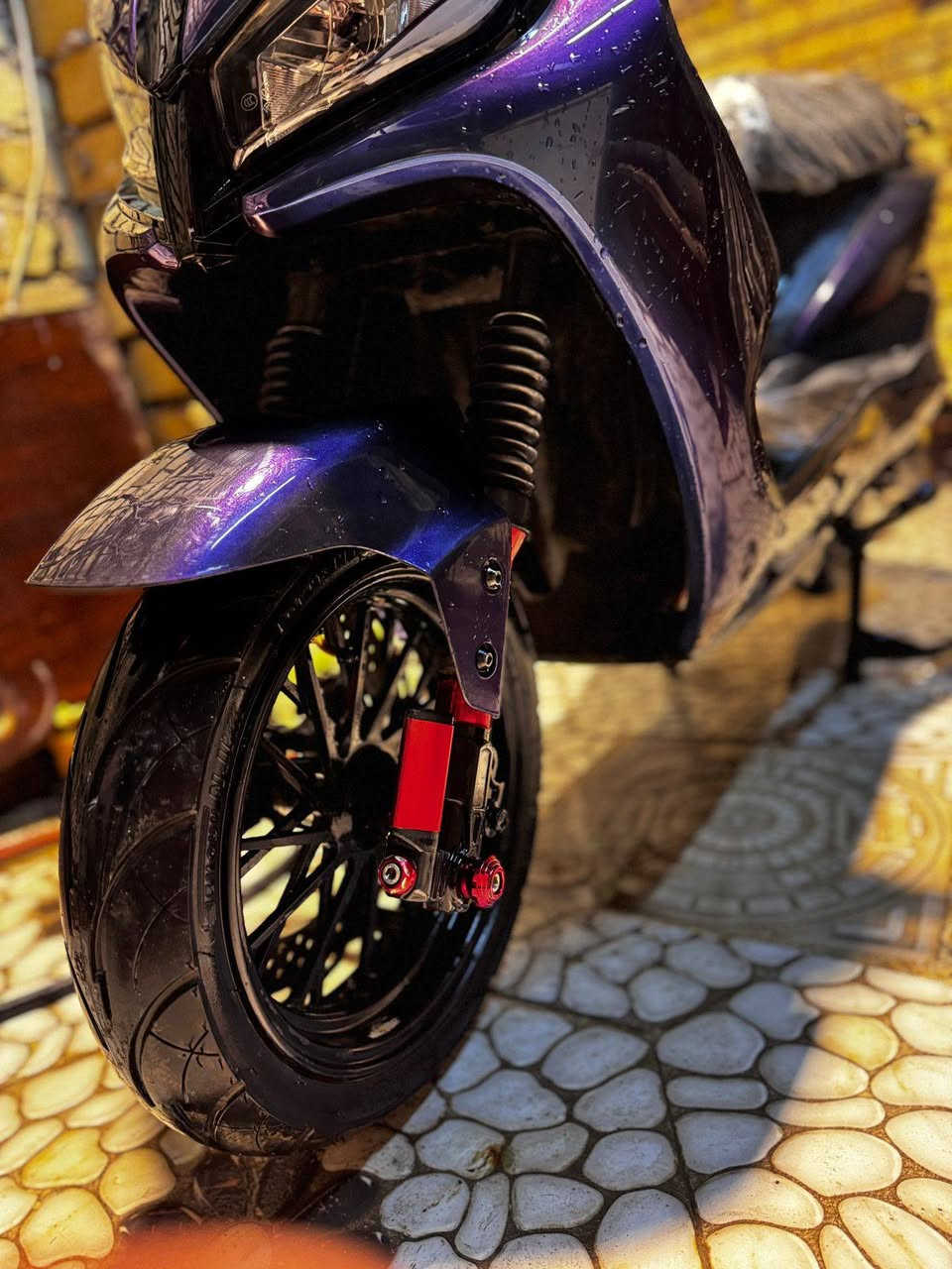 سلام عليكم
دراجة شحن سكنس جديدة بمعنى الكلمة استعمال قليل 
مواصفات سرعة70حقيقي وتمشي60كيلو بلشحنة الوحدة وبيه 3سرعات ونضامRونضام Pوبيه مانع انزلاق ولايت عالي وناصي ودبل اشارة ويمنة ويسرة وملف2500و72V
دراجة نقصة بس 3بطاريات نضربن عندي لن حطيتة فترة طويلة ع الشحن الدراجة رايدة ب 800وبية مجال لتواصل موجود خاص او على الرقم ***********
