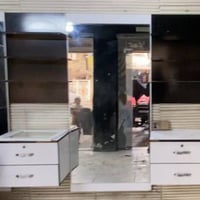 معرض حلاقة • نظيف • ٣خانات ٣رفوف