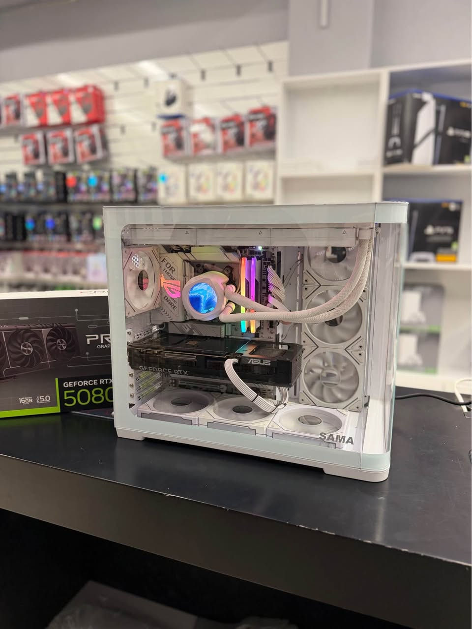 Cpu : R7 9800 X 3D 
GPU : RTX 5080 asus prime 3 fan 
Bord : X870-A ROG STRiX 
ram : CORSAIR 32 GB DDR5 6000mhz 
hard : WD BLACK 2TB GEN4  
Cooler : AORUS WATER FORCE X II 360 ICE SCREEN 
Power : SEGOTEP 1000W + 80 GOLLD 
Case : SAMA 7 FAN. RGB 

کەیسی راقی و بەهیز بۆ هەموو کارێکی دیزاین و گەیمینگ و فۆتۆ ئەبێت 
زەمانی ٦ مانگی هەیە و وەک نوێ وایە 
نرخی ٤ ملیۆن و ٥٧٥ هەزار 
(2950$)
گەیاندن بۆ هەموو شوێنێک هەیە 
***********
*********** أربيل, العراق
