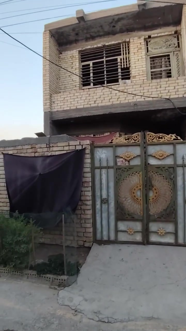 بيت 🏠 ميت متر 5×20 موقع الدار بغداد الزعفرانيه منطقت بيت بنيه فرع 26 بسعر جدا مناسب باقي التفاصيل اتصل ***********
