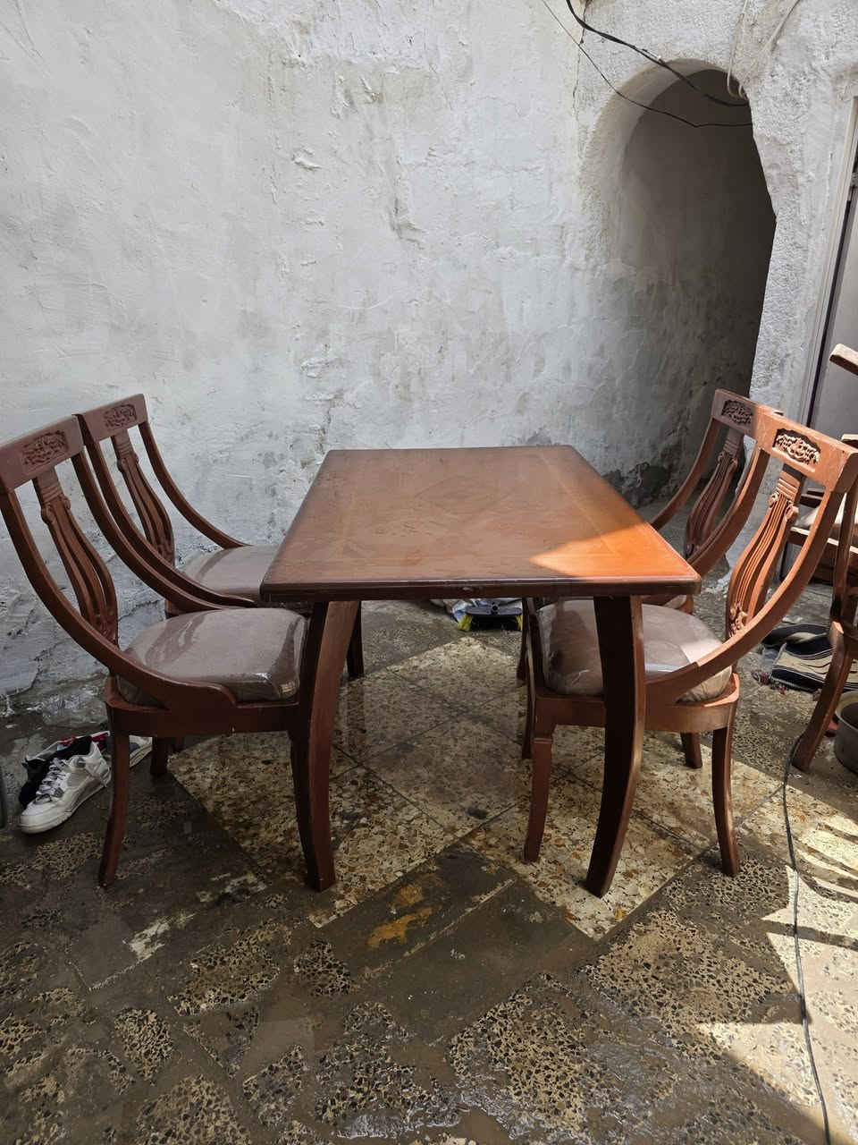 مرحبا ميز طعام معه كراسي الميز ويا 4كراسي مخلفات نيلون شغلهن درجه اوله تخم كامل   خشب صاج اصلي الملكي نضاف كلش لا كسر وفطر عدي 4ميوزه وكرسيهن  السعر خاص المكان نجف شارع المدينه ***********
