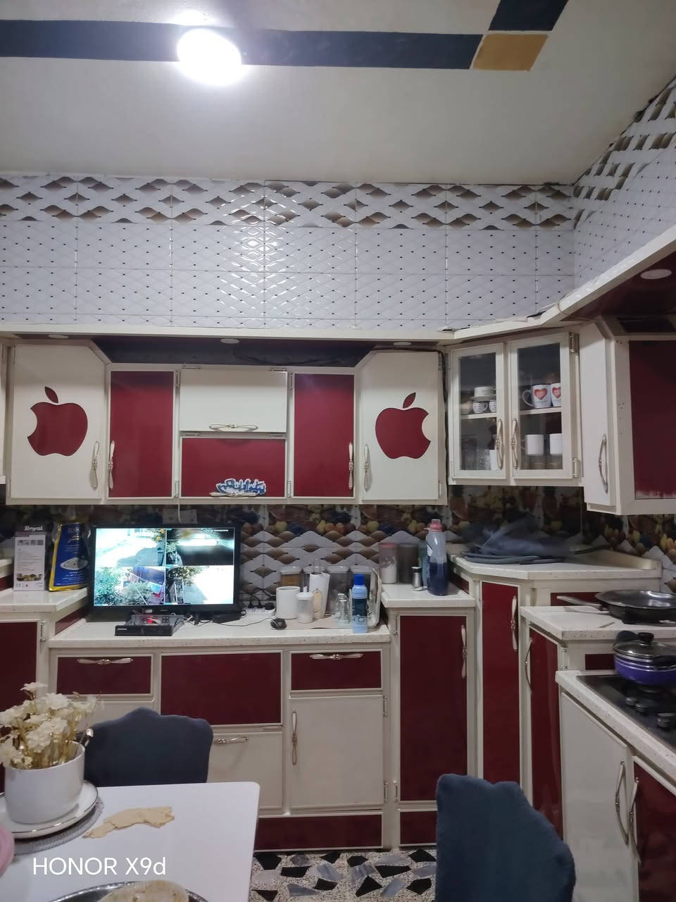 دار للبيع كوت منطقة الشهداء مقابل المركز الصحي بالدربونه مساحته 200 متر بناء جديد يتكون من غرفتين نوم ٤ في ٥ وصاله واستقبال ٤ في ٦ ومطبخ ٤ ف ه طابق واحد ارضيه كاشي مرمري درجه اولى  الاتصال *********** ابو سجاد العتابي
