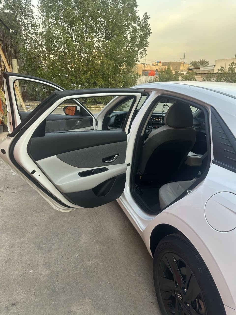 افانتي وارد كوري محرك 1600 فول مواصفات ما عدا الفتحةًتبديل جاملغ امامي نفس الون ايمن وصبغ خشم البنيد وصبغ باب خلفي ايمن وبيهة رواج بسيط بلقمارة اثر التحميل  اكفلك لغود وشواصي  رقم بغداد الدولي تحويل ثاني يوم لايت زنون عالي ناصي 3 عدسات بك لايت لد حساس خلفي رادار امامي اشاير ترحيب مري شفط تحديد مسار قيادة ذاتية اربع انضمة قيادة كشنات تدفئة تبريد شاشة متصلة لد دشبول بلادي  داخل السيارة لونين نص اسود نص ابيض كشنات جلد مكان السيارة بغداد حي اور سعرها 135 وبيها مجال حك الجية ***********
