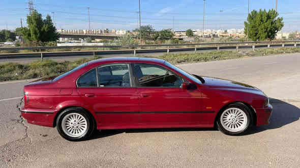 السلام عليكم
بي ام صقر للبيع
موديل 1996 
حجم 528اصل 
لون ماروني
السياره جاهزه من كل نواحي
مكينه شادها كصه جديده 
صدر امامي خلفي مبدل عربانه كله جديد
تبريد ثلج 
كهربائيات كلها شغاله ع وضع شركه
فول مواصفات 
سلايد جام
كشنات كهرباء ستيرن كهرباء تحكم كروز سرعه تبريد قطعتين كشات جلد ايرباك 
السياره مصبوغه عام جماليه صبغ فرن درجه اولى ع ايدي
غرفه مبدلها جديد غرفتها كلش نظيفه
رقم انبار بااسمنا تحويل مباشر
السعر 95وبي مجال 
للاستفسار *********** ابو زيد 
عنوان بغداد حي الجامعه القائم
