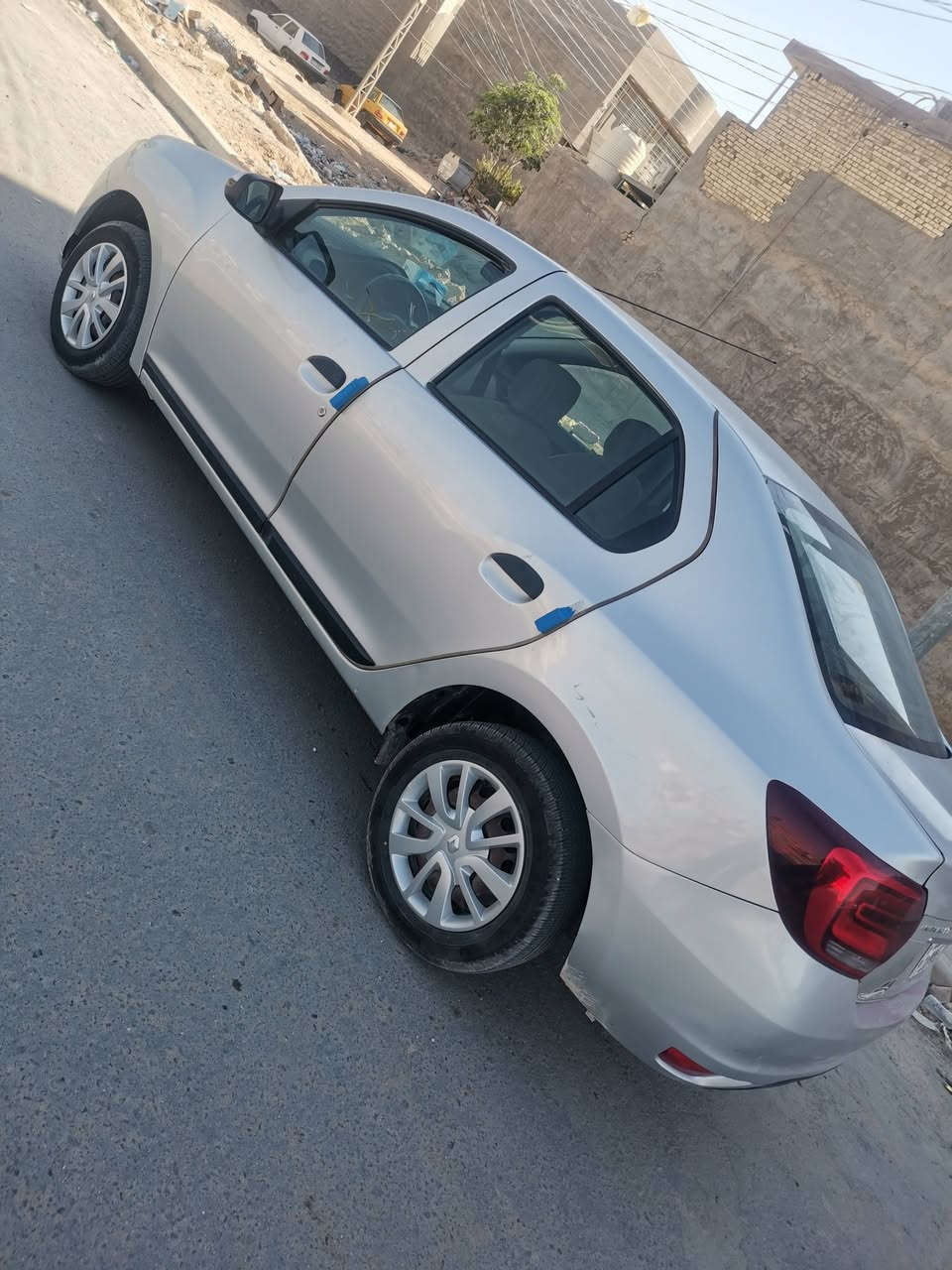 السلام عليكم... للبيع رينو سيمبل ٢٠١٨ بيها حادث باب الجنطة و جاملغ الامامي جهة الصدر مصلحات عالبارد رقم بغداد انكليزي حرة  مكان السيارة في كربلاء للاستفسار الاتصال على الرقم ***********-***********
