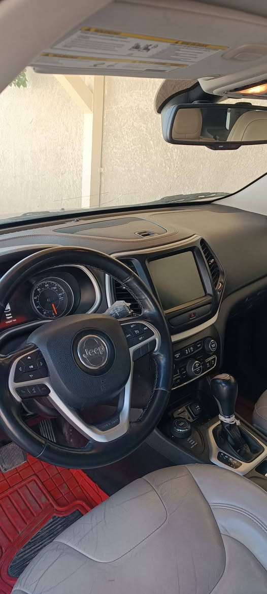 السلام عليكم
جيب شيروكي بزون 2017 
حادثهه جاملغ وبنيد 
تحكم ستيرن
كشن كهرباء 
فتحت سقف
6 سلندر 
دواخل كريمي 
تخم تاير جديد
سنويه ل 2030
تحويل مباشر 
سياره جديده ونظيفه 
للتواصل 
***********
