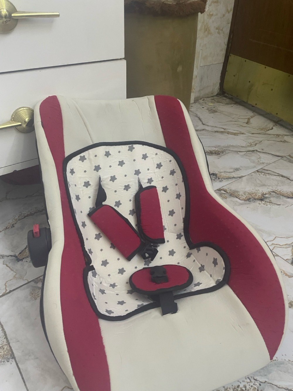 كرسي سياره للطفل من حديث الولاده  
مستخدمته كلش قليل ،بس اليده مالته مكسوره واليده موجوده يعني  
بغداد الامين الثانيه 