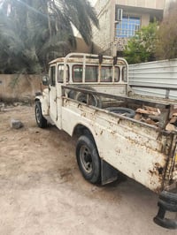 لاندكروز نضيفه شغاله كير ومكينه خير من الله رقم ديالى راعيه ب ديالى بس...