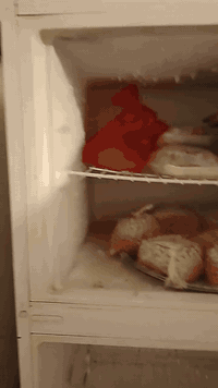 السلام عليكم شلونكم اخواني عندي ثلاجة مستعملة بس نظيفة وتجمد مثل ماموضحة بالصورة  يرجى الاستفسار على هذا الرقم او الواتساب ***********
