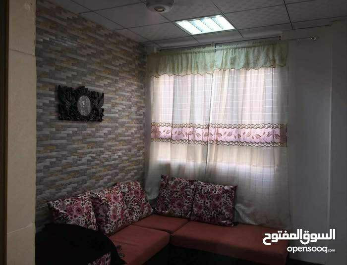 السلام عليكم شقة مؤثثة بالسيدية منطقة الاربعمية
***********
***********
***********
بناية ركن الشارع الخدمي مال جسر الجادرية جديدة كل طابق شقة 60م هول ، مطبخ حمام غرفة نوم كبيرة،سقف ثانوي سيراميك،زجاج مضلل.. 
الشقة تحتوي على:-
غرفة نوم تركي سلايد و ستائر
كاونترات المنيوم وديوان صغير تركي.
سبالت عدد 2 LG و مبردة ومراوح.
ماطور ماء خط مولد سخان وانارة ليدات.
ثلاجة LG تلفزيون LED غسالة طباخ قنينة.
ترهم سكنية تجارية  الاجار الشهري 650الف.
 للتواصل .

***********
***********
*********** بغداد, العراق
