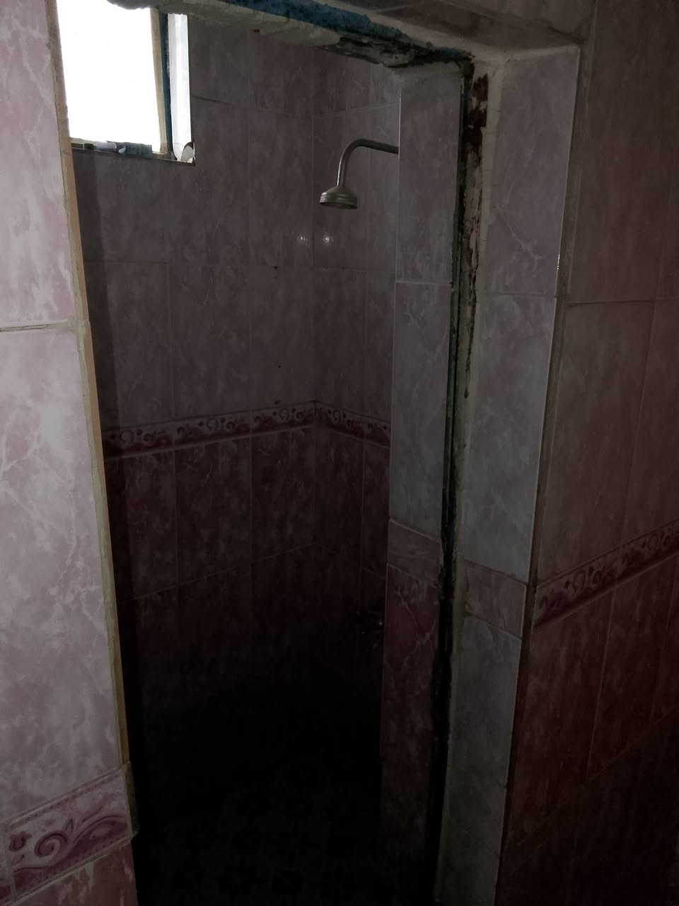 بيت للبيع منطقه حي التأميم..الغسل يرهم قصد ونقد يحتوي غرفتين وصاله وحمام وتواليت وتهويه صغيره ومنور صغير ركن طابو صرف الاستفسار *********** طابو صرف غير مشترك مساحه 90واقع حال
