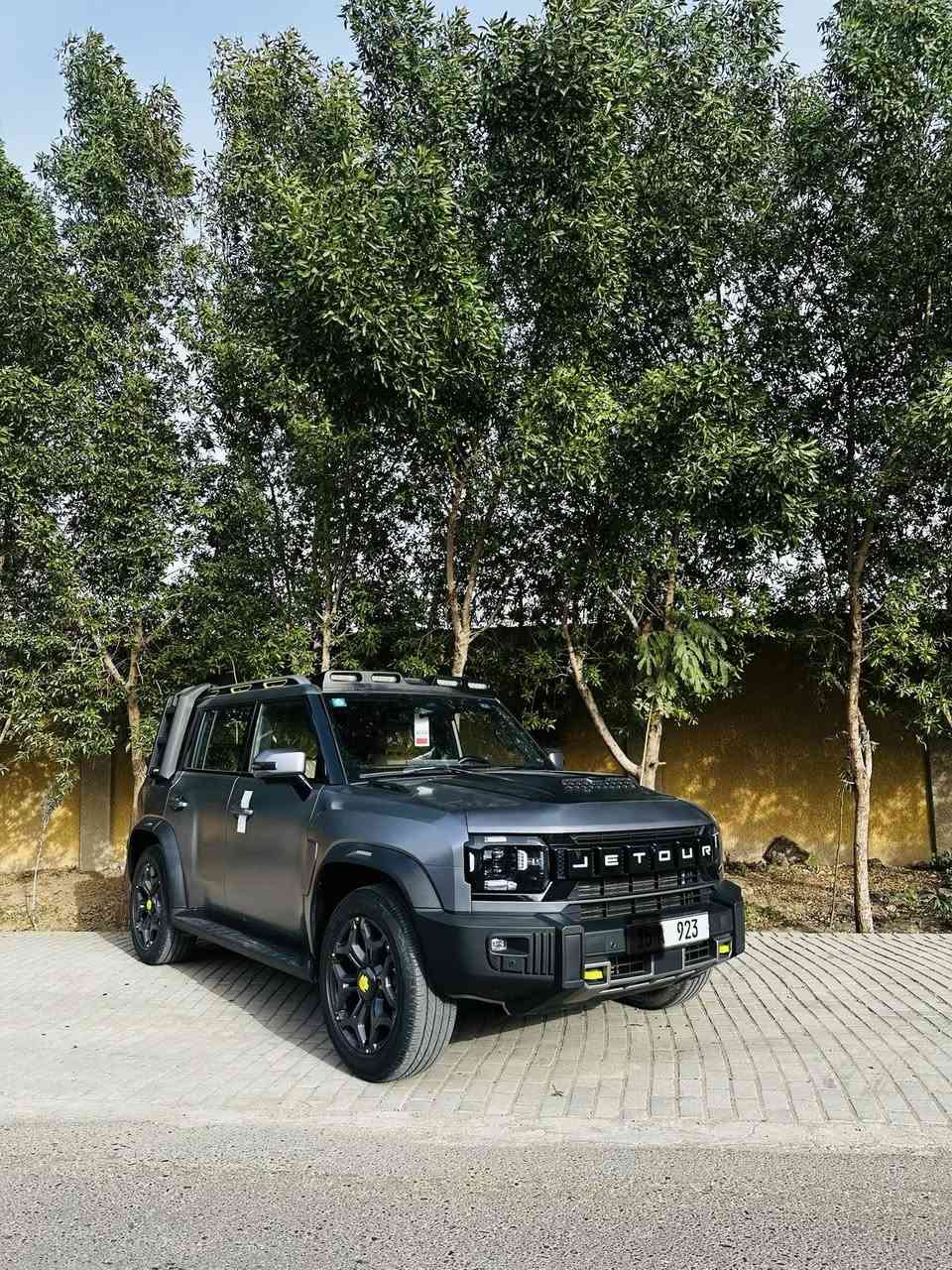 جيتور T2
الموديل: 2025 (هارلم)
العداد: 30 الف كم قابل للزيادة 
رقم مميز / 923
اللون: السلفر (المات المميز) 

المحرك: 4 أسطوانات L 2.0 تيربو 254 حصان 
عزم الدوران (نيوتن-م): 390
ناقل الحركة: اوتوماتيكي دبل كلاتش من 7 سرعات
نظام الدفع: نظام دفع رباعي متطور من BorgWarner

الضمان الأساسي: 6 سنوات وعداد كيلومترات مفتوح
ضمان المحرك: 10 سنوات او 1،000،000 
بعدها داخل الضمان و الصيانة كلها داخل الشركة 

المواصفات:

*فتحة سقف بانوراما 1.1م
*إطارات قياس 20 إنچ
*الصندوق شفط
*الشباك الامامي المضاء  بجيتور 
*مثبت سرعة مع رادار تفاعلي
*نظام القيادة شبه الذاتية
*نظام الكبح التلقائي في حالة الطوارئ
*نظام تحذير الاصطدام الامامي والخلفي
*كاميرات محيطية 540 درجة
*حساسات أمامية وخلفية
*نقطة عمياء
*نظام تحذير مغادرة المسار
*نظام المساعدة للبقاء في المسار
*شاشة التحكم بقياس 15.6 إنچ
*شاشة القيادة بقياس 10.25 إنچ
*نظام صوتي متطور 12 سماعة من Sony
*نظام أبل كاربلاي وأندرويد أوتو لاسلكي
*نظام اوامر و تحكم صوتي
*مقصورة الركاب من الجلد الفاخر والكنتارا
*مقعد السائق والراكب كهربائي
*مقاعد السائق والراكب مبردة
*مقاعد السائق والراكب مزود بذاكرة لحفظ 3 وضعيات الجلوس
*إنارة ترحيبية مع إنارة محيطية متعددة الالوان
*عتبات الأبواب مضيئة
*مصابيح أمامية وخلفية أوتوماتيكية LED 
*التكيف التلقائي للضوء العالي
*نظام تقليل الضجيج النشط مع زجاح مزدوج
*المرايا الجانبية قابلة للطي كهربائياً ومدفئة
*دخول ذكي و تشغيل عن بعد
*خاصية إغلاق نوافذ وفتحة السقف عن بعد
*شاحن هاتف لاسلكي سريع
*نظام تنقية الهواء PM2.5 وفلتر N95
*مسند الذراع الوسطي مع ثلاجة
*انماط قيادة متعددة للطرق الوعرة
*وسائد هوائية امامية و جانبية عدد 6
*ماسحات الزجاج الأمامي مع حساس للمطر
*دوسات جانبية
*نظام الفرامل الأوتوماتيكي Autohold
*نظام التحكم بنزول المنحدرات
*نظام المساعدة لصعود المرتفعات
*نظام مراقية ضغط الاطارات
مكان السيارة بغداد /فقط رصيد (   ***********) (***********فقط واتساب
للتفاصيل اكثر الاتصال
