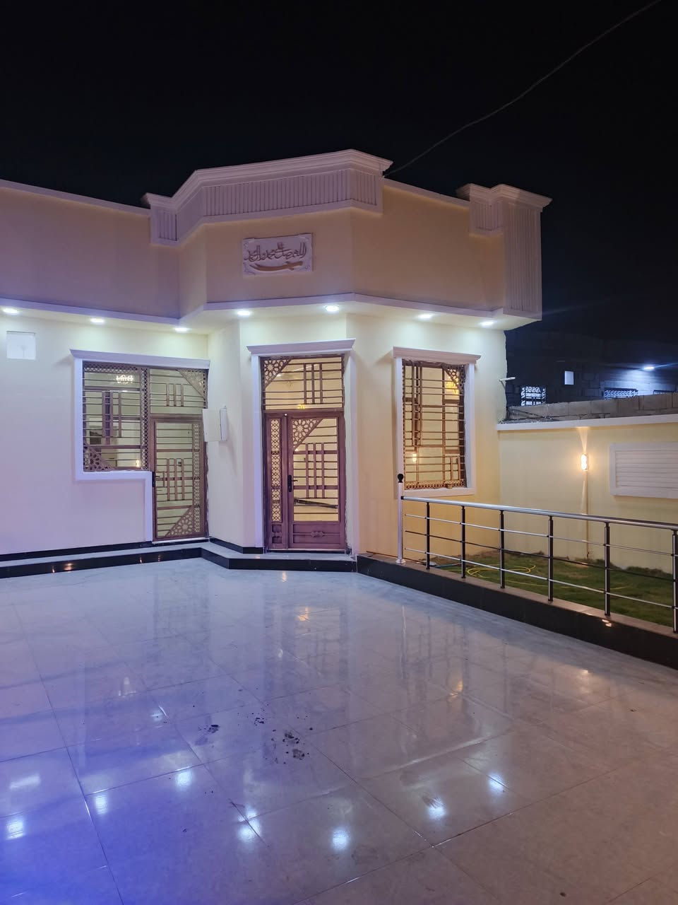 السلام عليكم واسعد الله اوقاتكم
***********
يتوفر بيت للبيع  
سعر بلاش 
#طابو ملك صرف زراعي عراقي سند 25 
مساحة البناء 300 م
يحتوي البيت على 
 3غرف 
ديوان 
مطبخ
صاله 
صحيات داخلي وخارجي
كراج سياره
حدايق
#البناءجديد 2026 درجه اولى وجاهز من كلشي  منطقه
 هدوئ ومتوفر بيها جميع  
 الخدمات ماء كهرباء مدارس قريبه مستوصف سوك كافة الخدمات متوفره

البيت فارق وجاهز للسكن

#العنوان : بصره ابي الخصيب حي العسكري قرب المحكمه الجديده
( السعر  128 وبي مجال )
***********
