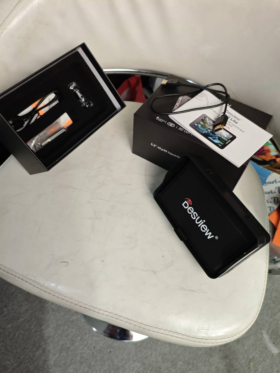 عندي مونتير DESVIEW R6II LITE للبيع
المونيتر الله شاهد جديدة وباكيته  
مواصفات                                                     5.5 inch (14cm)
Camera Field
Monitor 4K 30HZ
1600nits Ultra
High Brightness
+ تجي وياهه بطارية Sony NP-F970 Battery حجم Large هدية 
السعر خاص 
للتواصل *********** 
مراسلة خاص

