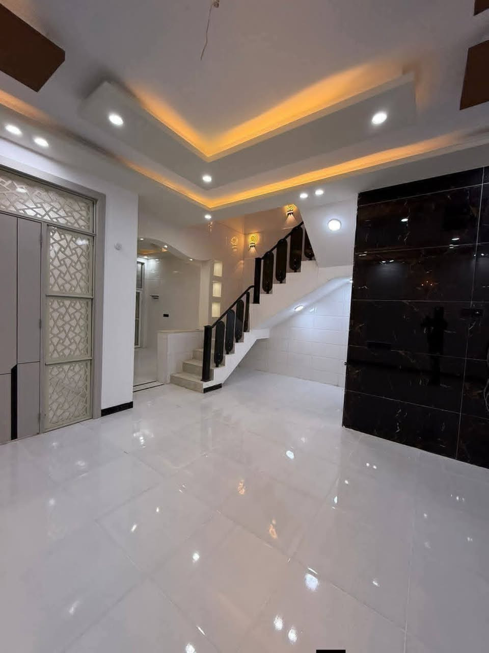 317يعلن {{مكتب بركات الحسين عامود 317}} البيت قريب عل شارع كلش
مساحه150 متر #طابو_زراعي  سند ٢٥

🤑 سعر والوحده لبيت 59🤑وبيه مجال  🤑  متجاورات

تفاصيل لبيت (( موجود🎥📷 فيديو كامل للبيت
غرفه نو2// مطبخ// صاله// استقبال// صحيات خارج وداخل 

عنوان البيت  نجف مقابل ملحق قرية لغدير 317

بناء ممتاز// اساس وسقف صب 
طابوق 🧱 جمهوري

كل البيت #سقوف_ثانويه

كل الخدمات موجوده 
مدارس 🏫 سوق #تبليط 

مقابل  قرية الغدير  ***********واتساب
