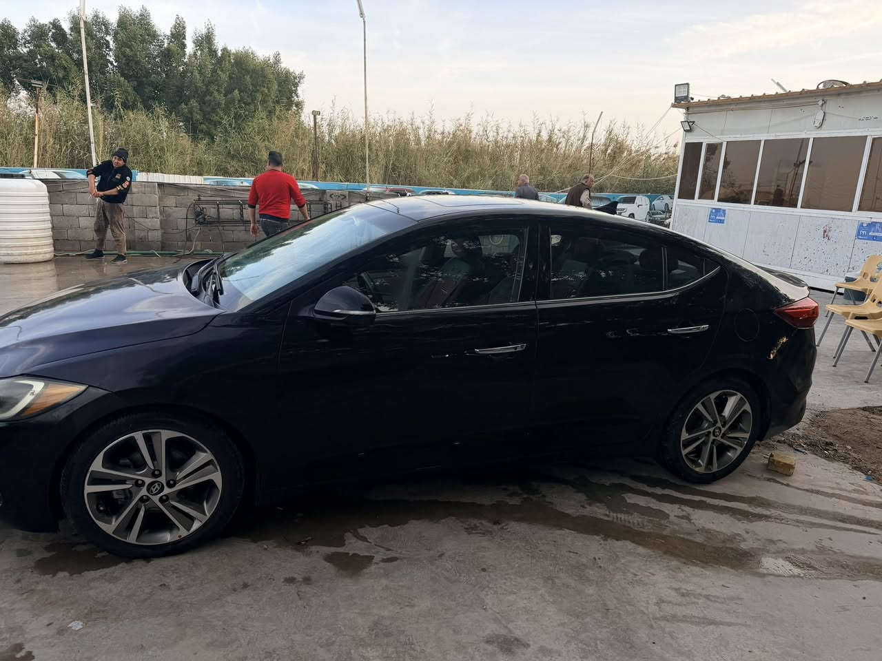 سلام عليكم
الانتره 2017 وارد امريكي
محرك 2000 دوش 
بصمه لمتدد 
بنراما 
فول موصفات 
115$
***********
كوت مركز المدينه
