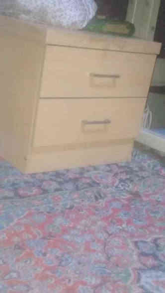 كنور تركي مع ميز ذات 2 جرارات 
جديد ونظيف السعر 150 وبيها مجال 
للتواصل مع الرقم *********** بغداد
