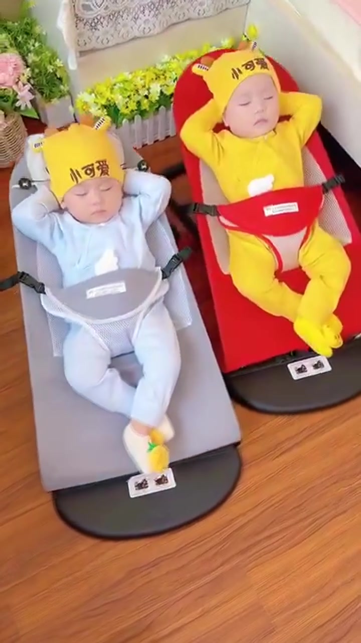 **يا أمهات.. الراحة إجتكم لحد باب البيت! 👶✨**
تردين طفلج يضل هادئ ومرتاح وبنفس الوقت تشتغلين شغل البيت براحتج؟ الكرسي الهزاز الأصلي هو الحل الأمثل.
🌟 **المواصفات:**
 * جودة درجة أولى (يعيش وياج).
 * مريح وممتع للطفل.
 * يتحمل لحد عمر سنتين.
 * السعر: **22 ألف فقط.**
📍 **التوصيل متاح لكل المحافظات.**
💬 **اطلبي هسه قبل لا تخلص الوجبة! علقي بـ "تم" وننطيج التفاصيل.**


**إذا كنت صاحب هذا الإعلان وتريد حذفه لأي سبب، رجاءا أرسل رسالة إلى الدعم الفني**