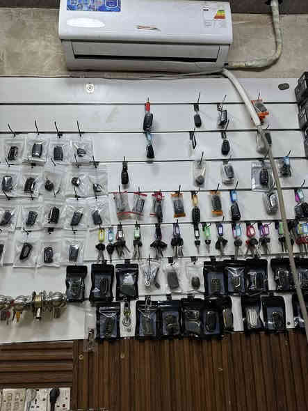 مفاتيح احمد فرع بسمايه 
عمل جميع أنواع المفاتيح والكيلونات والريمونتات والبصمات
فتح الشقق المقفوله وفتح السيارات المقفوله 
العنوان / بسمايه الشارع العام مقابل البوابه الجديده مجاور سومر لل اراكيل 
 الاستفسار / ***********
