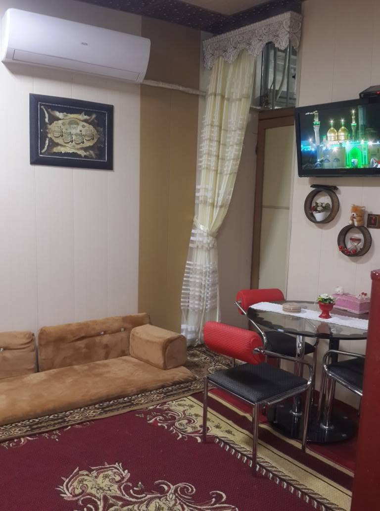 السلام عليكم 
يوجد منزل دار طابقين حديث البناء للبيع ( بناء واطئ الكلفة ) بستنة #ملك_صرف / المساحة 50 متر مربع / واجهة اكثر من ستة امتار ونصف / بإسمي تحويل مباشر قرار محكمة / منطقة البوبيات يبعد عن الحرم 3 دقائق بالسيارة
قريب من الشارع العام الرئيسي ( النهر ) 
فرع عرض ثمانية امتار
ماء كهرباء مجاري ( رئيسي رسمي ) تبليط خط 
مولدة واصل وشغال
انترنت كيبل ضوئي شغال
المنزل يصلح يكون بيت واحد ويصلح يكون شقتين منفصلات 

تأسيسات الماء و المجاري و الكهرباء درجة اولى
حتى سخان / تانكي / ماطور شغالات

الارضي صالة و غرفة نوم و مطبخ مع ومنور مع الملحقات
الطابق الثاني غرفة وصالة و مخزن مع سطح 
المنطقة سكنية ممتازة وراقية جدا

للتواصل على الرقم   ***********

