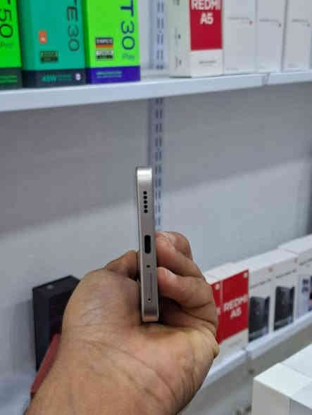 السلام عليكم
للبيع جهاز شاومي  mi 14t  
شاشه - 144 هرتز - AMOLED
الذاكرة 256 جيجابايت
الرام 12  جيجابايت
الكاميرا 50 + 50 t 12 ميجابكسل
المعالج Mediatek Dimensity 8300 Ultra
البطارية والشحن السربع 5000 مللي أمبير - 67 واط 
نضافه 100% للاستفسار ***********
