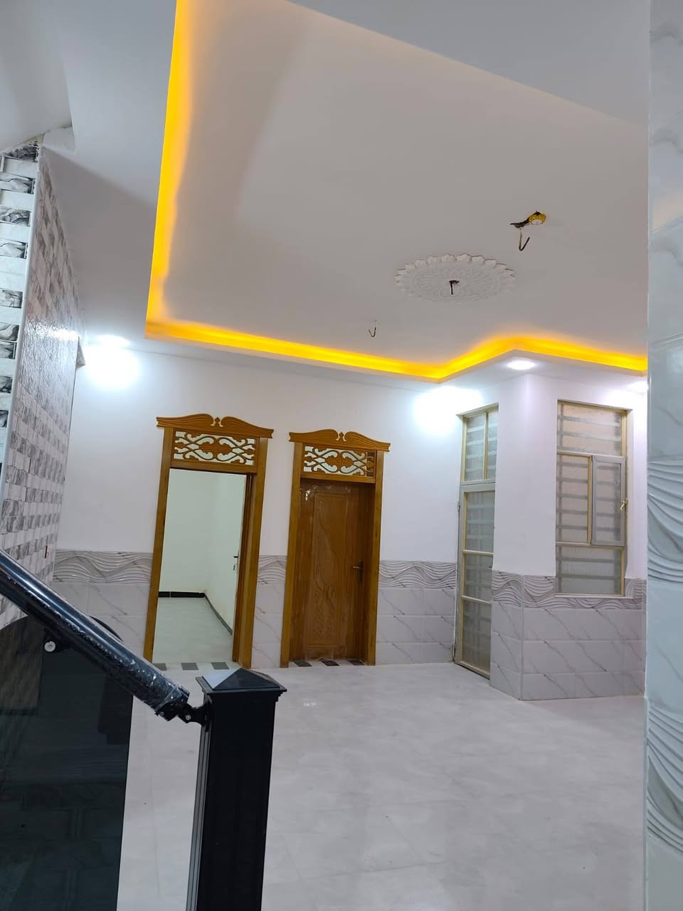 دار للبيع 🏡
 شغل نضام تركي كلش مرتب👌🏻
150 متر  #سند_25
بسعر 53 مليون #قابل_للتفاوض

غرفتين/صاله/مطبخ/صحيات 2/استقبال
كراج كبير/مكشوفه 
ماء/كهرباء/سوق/مدارس/تبليط #عرض_15

الموقع 🏡 نجف/شارع الصب عمود 317 
للتواصل
***********
