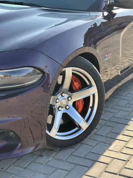 السلام عليكم 
دوج جارجر سكات للبيع فقط
موديل 2021 لون بنفسجي 

محرك 6400 / V8 
ماشيه 38 الف ميل 
رقم بغداد انكليزي تحويل مباشر
( السياره مصروف عليها جاهزه من كل شي) 

المواصفات
بصمة تشغيل + ابواب + صندوق 
 شفتات بل ستيرن 
حساس خلفي تحكمات استيرن 
ميموري خزن كرسي السائق 
سماعات ( Harman Kardon ) 
عدسات امامية LED
رادار جانبي + نقطه عمياء بل مري 
كشنات كهرباء السائق والسكن 
كشنات كنتارا وجلد 
كشنات تدفئه وتبريد ( امامي + تدفئه خلفي ) 

الاضافات 

صالنصات وداون بايب ودبات ستيل 
كورسيا
دركه اربي ام تكمه  اي اف ار
منضومه ميثانول كامله فقط الربط
برمجه سيفتي استعمال يومي يم مصطفى ايگل
ويل نجمه وتايرات جديده
اويل كاج كان اصلي
فجوچ 6 بستم اس ار تي بلادي اصل
وارد امريكي 
حادثهة (جاملغ امامي وباب سايق بدون دواخل + قطعتين كلير من امريكا وهنا بيها طلقة بل قماره مصلحه ع كدها كل التفاصيل موضحه بل صور ) 
مكانها بغداد حي الجهاد 
***********
