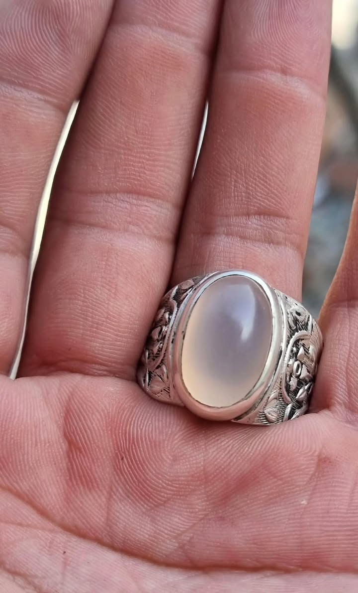 عقيق يماني ابيض قديم
جراخه اليمن القديمه 

صياغه الحاج طالب ابو مشتاق مختومه 

قياس 24/25

بغداد حي جميله 

***********

السعر 250 قفل قفل بل مزادت 350 مينطونه
