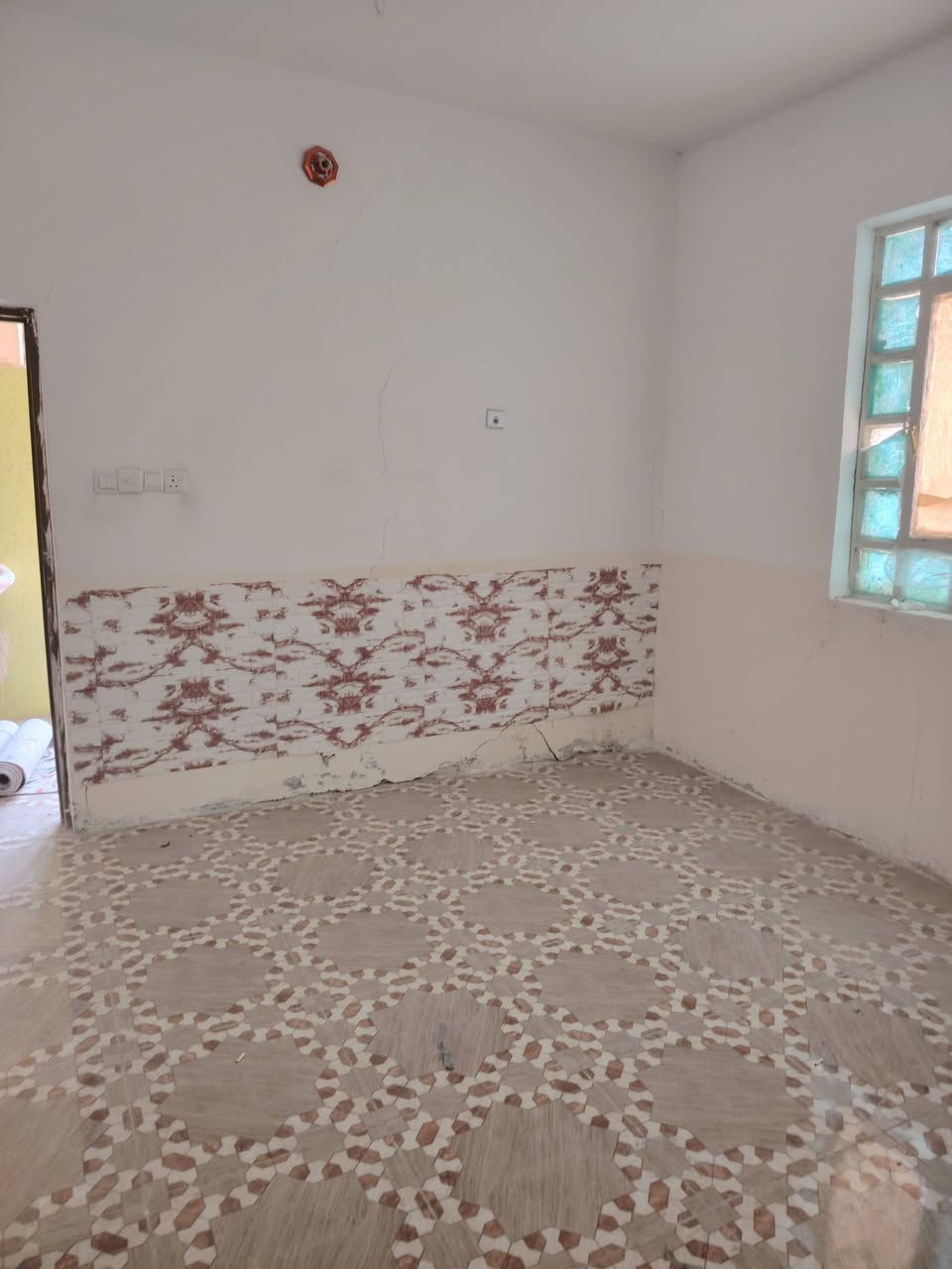 بيت ١٠٠م ركن واجهه ١٠م طابقين يحتاج ترتيب واجهه البيت وترتيب داخلي بسيط ٣غرف نوم صالتين ٢حمام صحيات طارمه مطبخ كبير حي الأمين شارع الحر خلف مجمع همسه للإلكترونيات شارع عرض ٨متر خدمات مجاري للباب طابو زراعي سند ٢٥ إقرار محكمه من المالك مباشرة سعر ٦٥ قابل للتفاوض للاستفسار مكتب الأوس للعقار ابو سجاد*********** ابو وائل ***********
