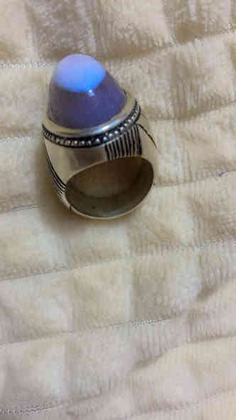 جزعه حجر نادر مشروط بذمه مخطوط حرز سيد علي القاظي وأصباغه مااسولفلكم عليه فضته طن ***********
