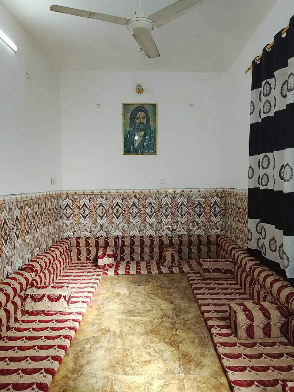بيت للبيع 🏠 بالأمن الداخلي
المساحة: 100 متر (5×20)
البناء: طابق ونص، طابوك، سقف كونكريت مسلح
تفاصيل البيت:استقبال صالتين  غرفتين نوم. مطبخ 3 مجاميع صحية كراج تك تك او ستوته 
سطح تطبيك فرشي/ خدمات كاملة عرض الشارع 10 متر
الموقع: الأمن الداخلي – قطاع 23، قرب أبو وليد المضمد  *********** رقم صاحب البيت
