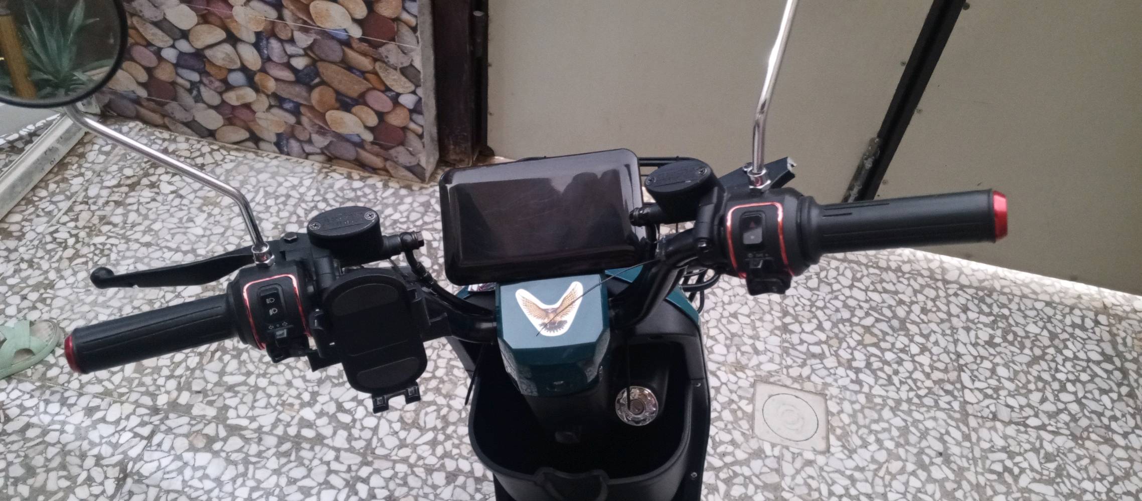 ` `دراجه شحن R9  للبيع فقط``نظام التشغيل: تشغيل عن بُعد (Remote Start) مع نظام إنذار ضد السرقة.
​الشاشة: عداد ديجيتال (LCD) يعرض السرعة، مستوى شحن البطارية، والمسافة المقطوعة.
​المكابح: نظام دسك (Disk Brake) أمامي وخلفي لضمان توقف آمن.
​المحرك: محرك كهربائي (Brushless DC Motor) مدمج في العجلة الخلفية.
​القوة: تتراوح غالباً بين 1000 واط ، مما يعطيها عزماً جيداً للصعود والسرعة المتوسطة.
​السرعة القصوى: تصل عادةً إلى 65 -  70كم/ساعة. 
​2. البطارية والشحن تحتوي على خمس بطاريات. تحتوي على بصمتين وسويجين. للتواصل.***********
``````بغداد 