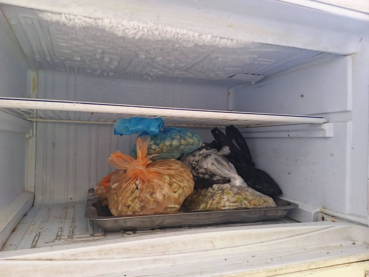 السلام عليكم متاح ثلاجة 18 قدم ثلاجة تبريد فول ثلاجة ماعوزه شي بس رزه للباب فقط للبيع المكان ميمونه وبسعر مناسب جداً للاستفسار ***********
