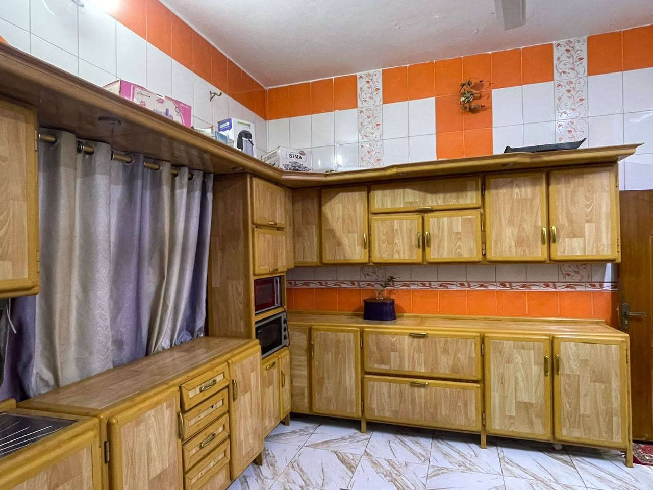 السلام عليكم ورحمة الله
للبيع كاونتر اخو جديد استعمال نضيف طابقين
قياس الفوك ٨ متر والجوه ٩ متر
السعر مليون ونص وبي مجال
للتواصل ***********
