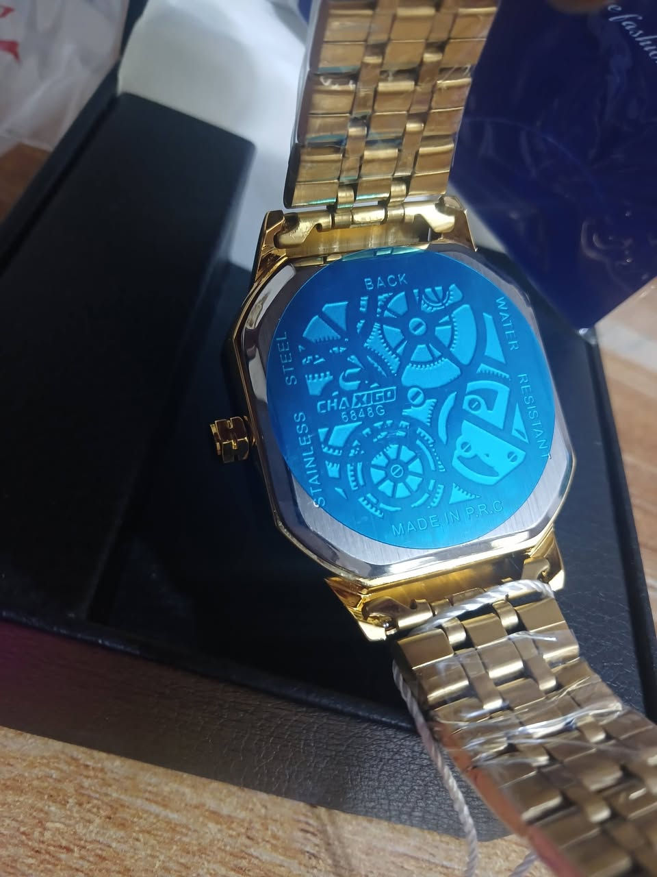 ساعه باله طلعتلي بهذا الشكل جمال واناقه سناتر شغاله كوالتي وزن ثقيل السعر الف التوصيل  27 الف مع علبته الاصليه
تتميز هذه الساعة بتصميم عصري يجمع بين المظهر الميكانيكي (الهيكل المفتوح "skeletal") وحركة الكوارتز الدقيقة. 
أبرز مواصفات الساعة:
نوع الحركة: حركة كوارتز (تعمل بالبطارية) مع ميزة الثواني المتصلة (sweep movement) في بعض الإصدارات.
التصميم: هيكل مربع الشكل بقطر حوالي 41 مم.
المميزات:
عرض التاريخ.
ميناء يحتوي على مناطق زمنية متعددة أو عدادات إضافية (سنتات) تعمل بشكل كامل.
مقاومة للماء للاستخدام اليومي البسيط (مثل الرذاذ).
سوار من الستانلس ستيل (الفولاذ المقاوم للصدأ) المطلي باللون الذهبي
.


**إذا كنت صاحب هذا الإعلان وتريد حذفه لأي سبب، رجاءا أرسل رسالة إلى الدعم الفني**