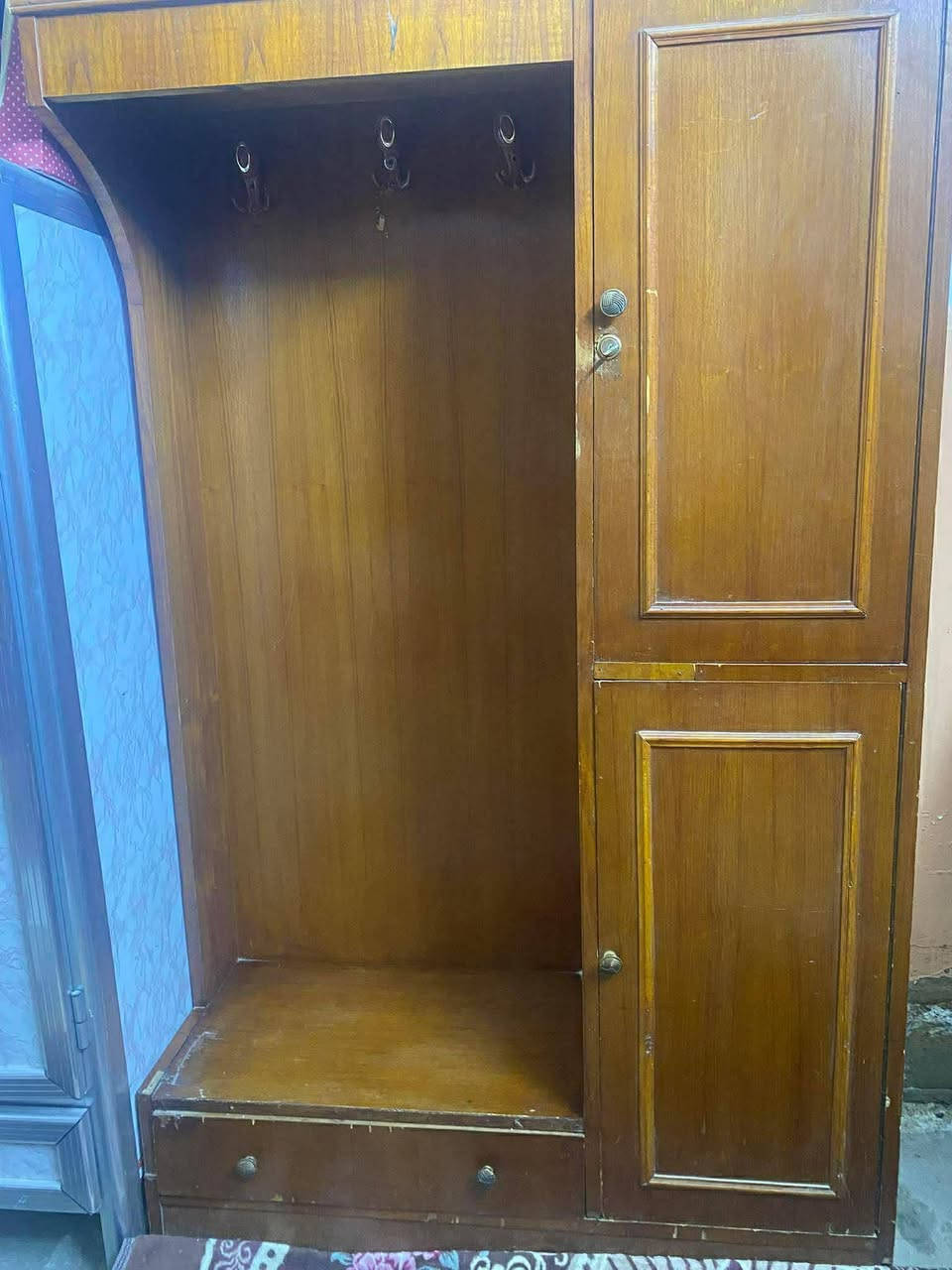 الغرفه ب100وبيها مجال
و كاونتر ومراية وراه صايره هم جبيره ب 90 وياه كرسي هديه مال حلاقه بس يحتاجلة جلدة كرسي
و مكينه خياط جديده بالكارتونه الحجم الجبير كلش سعرها 190وبيها مجال عنوان الحسينية قرب شارع ابوسمير


**إذا كنت صاحب هذا الإعلان وتريد حذفه لأي سبب، رجاءا أرسل رسالة إلى الدعم الفني**