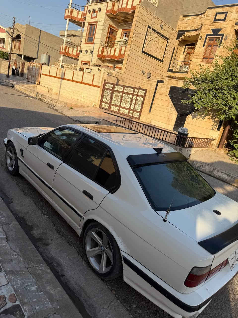 بيئم موديل 1990 گيرو مه كينه بي عيبه بس يك توز له زخت بوخاره كي هه يه زور كم سرف ده مات به عام بو بيئم سرفه كي هه ر هه يه سياره كي خاوينو جوان ريك ناو غرفه ي جوانه ته بريده كوبليسه ري تيك جوه ره قم هه وليره به شرتي تحويل 3 وه ره قه عرامه ي له سه ره سبغ عام نيه به عام ده فروشم دحميكي خه فيفي لاي دينكه ي سكني هه يه خوي له شتي دايه ته نيشتي بيشو بشتي كبسه سيلايده سعري 35 مه جاليكي زور كه م واتساب *********** 
كورك *********** 
شوين هه ولير أربيل, العراق
