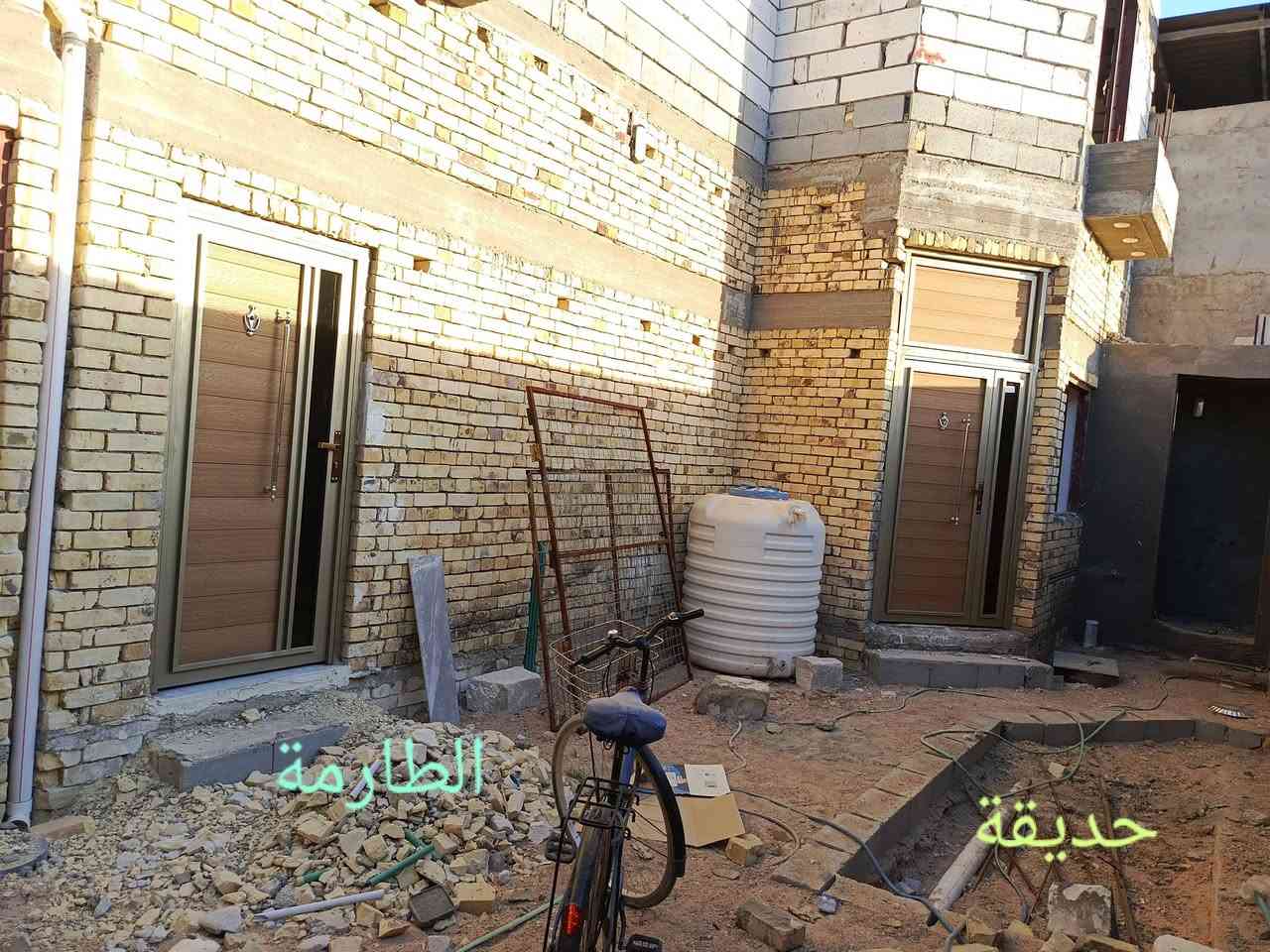 السلام عليكم.....
منزل مساحة 200 متر غرفتين نوم مطبخ حار وبارد وحمامين واحد داخلي واحد خارجي ومسرح وحديقة وديوانية... بناء شخصي 
طابق الثاني ثلاث غرف نوم وصالة ومطبخ حار وحمام الطابق الثاني غير ملبوخ فقط ماء ومجاري 
موقعة البصرة شط العرب الجزيرة باب الهوى قرب مطعم ريزو هوم 
للتواصل ***********
السعر 150 مليون وبي مجال 
بناء جديد
