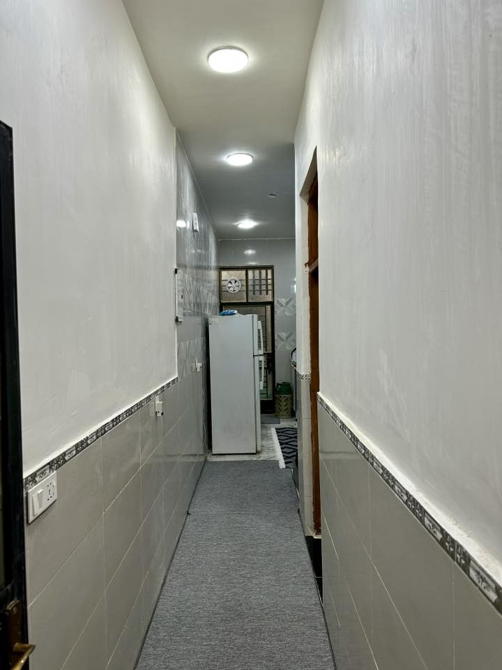 بيت للبيع ١٠٠ م الزعفرانية زراعي بيت بنية سند ٢٥ بناء حديث فرع ٣٢ يمينا تنازل شركة طابق واحد يحتوي على طرمة كبيرة ومدخلين وصالة وغرفة نوم واحدة  و مطبخ ومنور مثل ما مبين بالصور ( السعر ٨٥ ) مليون المراجعة في نفس البيت للاتصال *********** ابو احمد ( واتساب )
