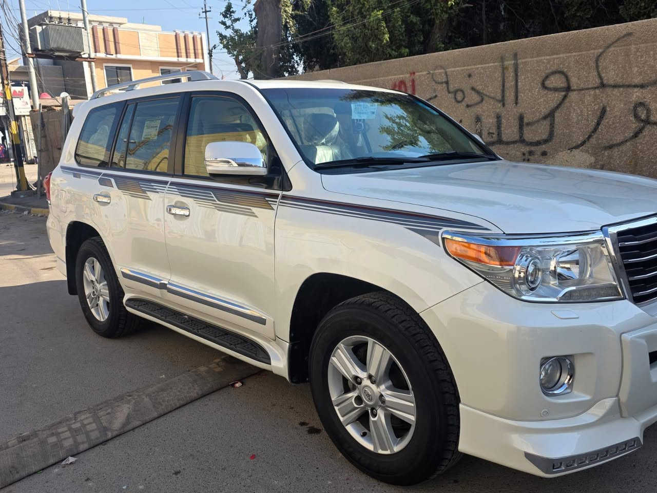 السلام عليكم  لاندكروز موديل ١٤بريم اصلي ام الاطفاية فول مواصفات تشغيل عن بعد جام عل الريموت كفالة عامة عدة الي موضح بلسونار مغلفة بي بي إف طخم تاير برجستون سنوية بسمي مجددة ٣١ مكينة كير شركة امسوي سرفس عام صدر امامي خلفي جديد ماشية ١٦٧الف      ***********      السعر ٣٩٥وبي مجال قليل اسف عل اطالة
