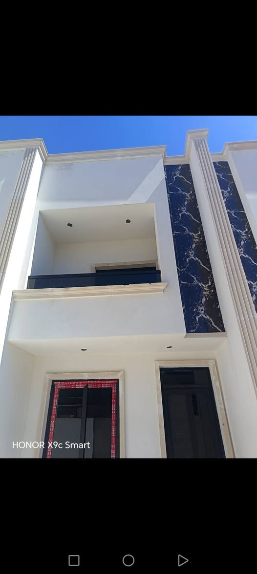 عقار للبيع ١٠٠م/واجهة /٤/يتكون من /٣/غرف نوم /+صالة +مطبخ خدمات /البيت نظيف /موقع ممتاز /شرطة الخامسة /خلف /جامع الجميلي /الاستفسار على هذا الرقم /***********/السعر مناسب /×××
