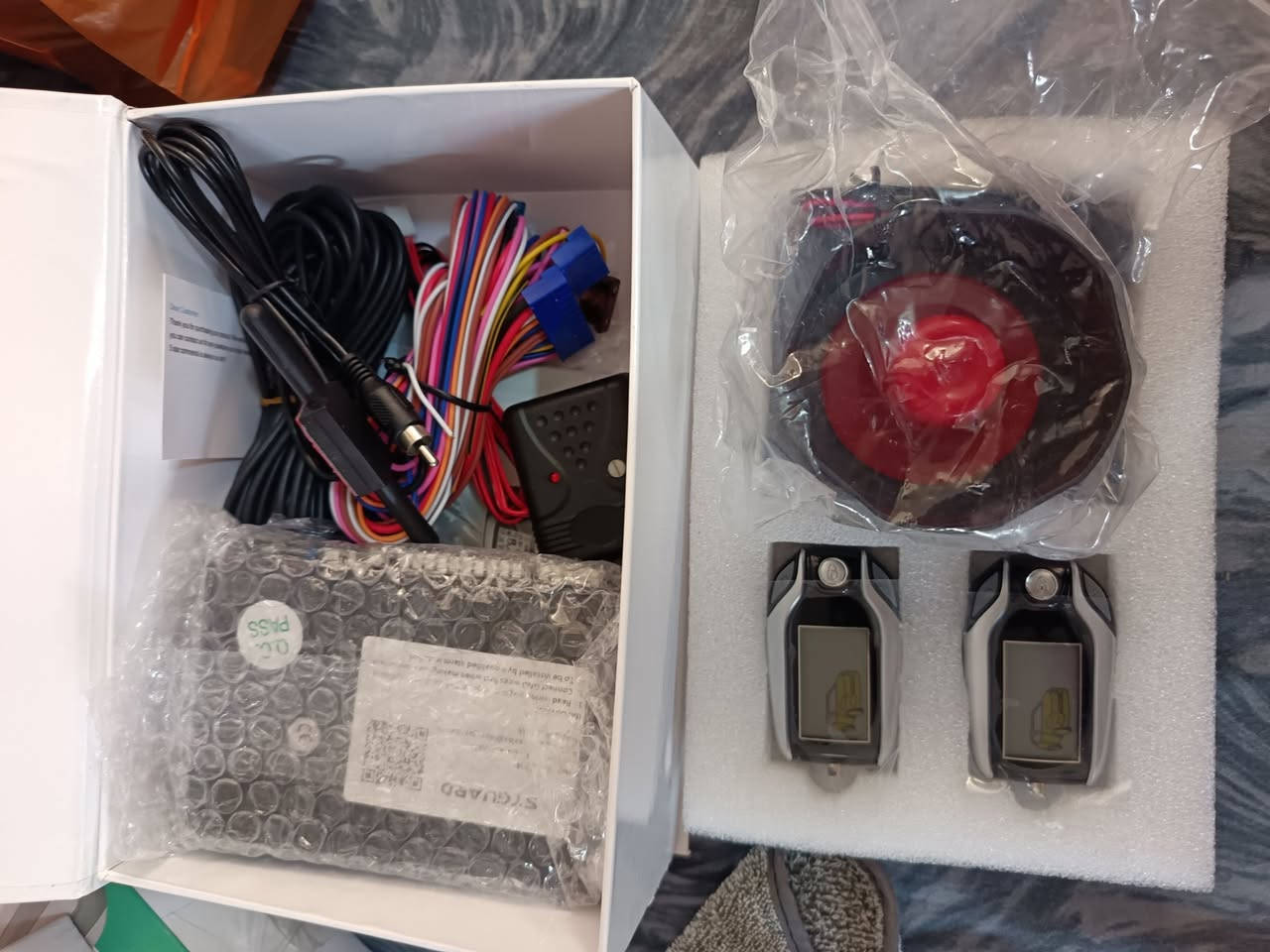 هذا نظام إنذار سيارة ثنائي الاتجاه من طراز EASYGUARD EC203. 
يتميز بوجود جهاز نداء (بيجر) بشاشة LCD طويلة المدى.
يراقب المركبة على مدار الساعة طوال أيام الأسبوع.
يحتوي على وظيفة فتح صندوق الأمتعة عن بعد.
يأتي بجهد DC12V وتردد 433.92 ميجاهرتز.
مناسب لمعظم سيارات DC12V في السوق
للاستفسار على الواتساب ***********
يوجد توصيل سعر التوصيل ٥الاف لجميع أنحاء العراق
