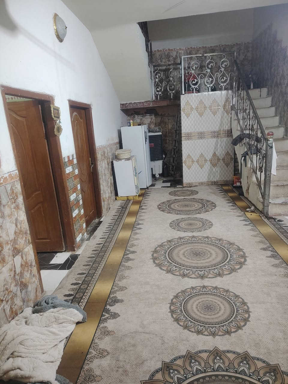 سلام عليكم بيت للبيع بحي الزهراء قرب مدرسة جبل العامل يتكون من 4غرف نوم صاله جبيره ستقبال مطبخ صحيات خارجيه مساحه 225 طابو صرف للستفسار اكثر اتصال ***********السعر مناسب جداً
