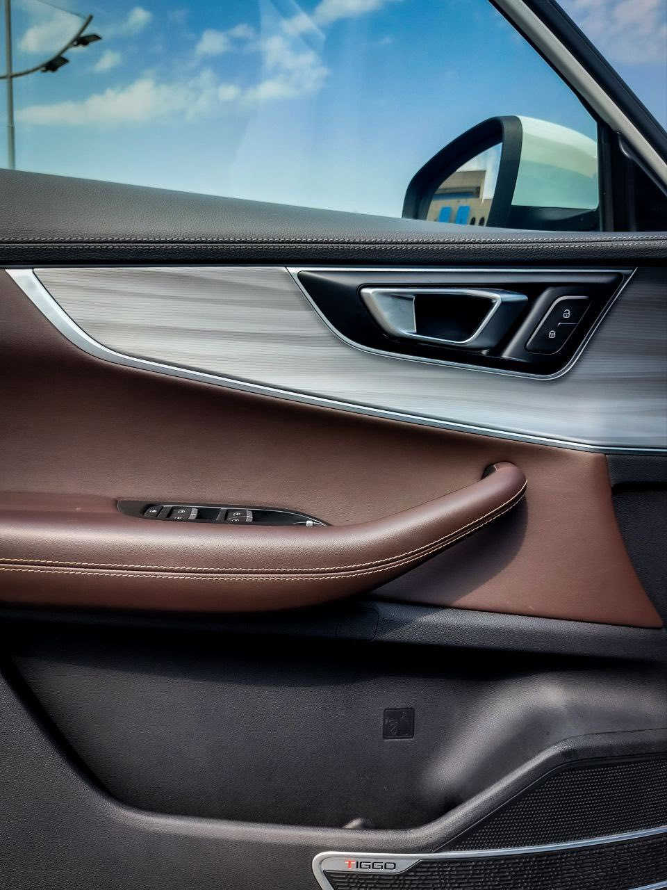 السلام عليكم
شيري تيكو 8 برو 
الموديل :  2022
المحرك : 2000 تيربو 
العداد   :  51  الف بعدها ع وضع الشركة السيارة حره
اللون.    : ابيض
الرقم.    : اربيل باسمي مكان السيارة بصرة   

المواصفات : فول فول 1/1 كفاله عامة       7 راكب 
*تشغيل عن بعد (يعني انت وكاعد بالبيت تشغل السياره والتبريد)
* سحب امامي
* فتحه سقف ( بانوراما )
* مصابيح امامية مع LED . 
* كشافات ضباب بروجكترات LED . 
* صندوق كهربائي . 
* بلوتوث تلفون .
* محدد سرعة . 
* حساسات امامي + خلفي .
* كاميرا خلفية + اماميه + 3D
* مقاعد جلد . 
* الضمان من الشركه 6 سنوات  .
*تبريد لمس .
* مقعد السائق كهرباء .
* ⁠وبعد هوايه مواصفات بيه 
* السيارة مكفولة كفاله عامه لاصبغ ولا تبديل على وضع الشركه .
| علما أن السياره بأسمي وسنويه جديده
الأرضية جلد حتى الدوسات تغليف نايلون 
العنوان البصرة  
تلفون : ***********
السعر 173 وبيه مجال قليل
