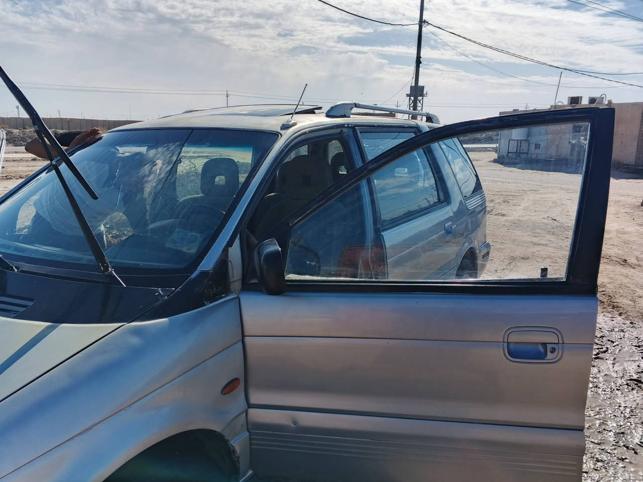 ميتسوبيشي 7راكب للبيع مكينه وكير سوناته كير عادي رقم نجف بيها عيب شرعي مكان الطبلات طاك ومعمره حداديه زينه الدبلات الكدام تعبانه سنويه لل 27 السعر 22 رقم الهاتف (***********)مكانها ناصريه مركز
