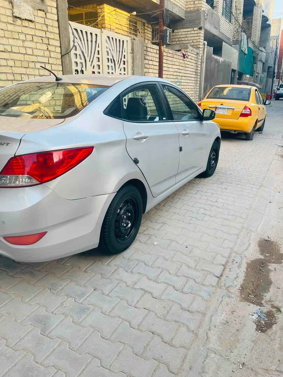 سلام عليكم للبيع اكسنت موديل (٢٠١٦) خليجي مكينه دوش ١٦٠٠ قطرتين السياره بيهه صبغ قطعتين وتبديل قطعه الباقي مكفول مكينه كير خير من الله 
كهربائيات كلهه شغاله تخم تاير جديد بسمي تحويل ثاني يوم 
مكاني بغداد الشعله السعر (٨٤) وبيهه مجال حك الجيه رقمي 
(***********)
