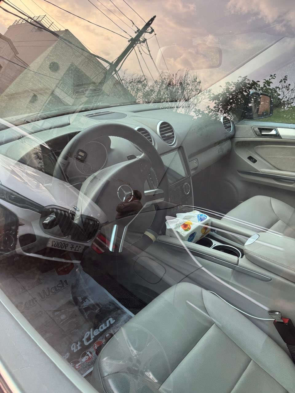 سلام عليكم للبيع مارسدس MLموديل 2011 كت اي ام جي
بلادي السياره وكالة شركة مارسدس فرع اربيل و من زيرو عندي 
وسياره صار بيه صبغ جاملغ و بنيد اثر وكوع كيبل مال تيل عليه 
ماشيه 105 الف كيلو وسياره جاهزه من كلشي  ومابيه اي ونص 
فول مواصفات  كشنات جلد وكهرباء تبريد قطعتين  سلايت حساسات امامي و خلفي شاشه كار بلي  سعر 190 وبيه مجال 
مكان سياره بغداد الدوره شارع الشرطه  ***********
