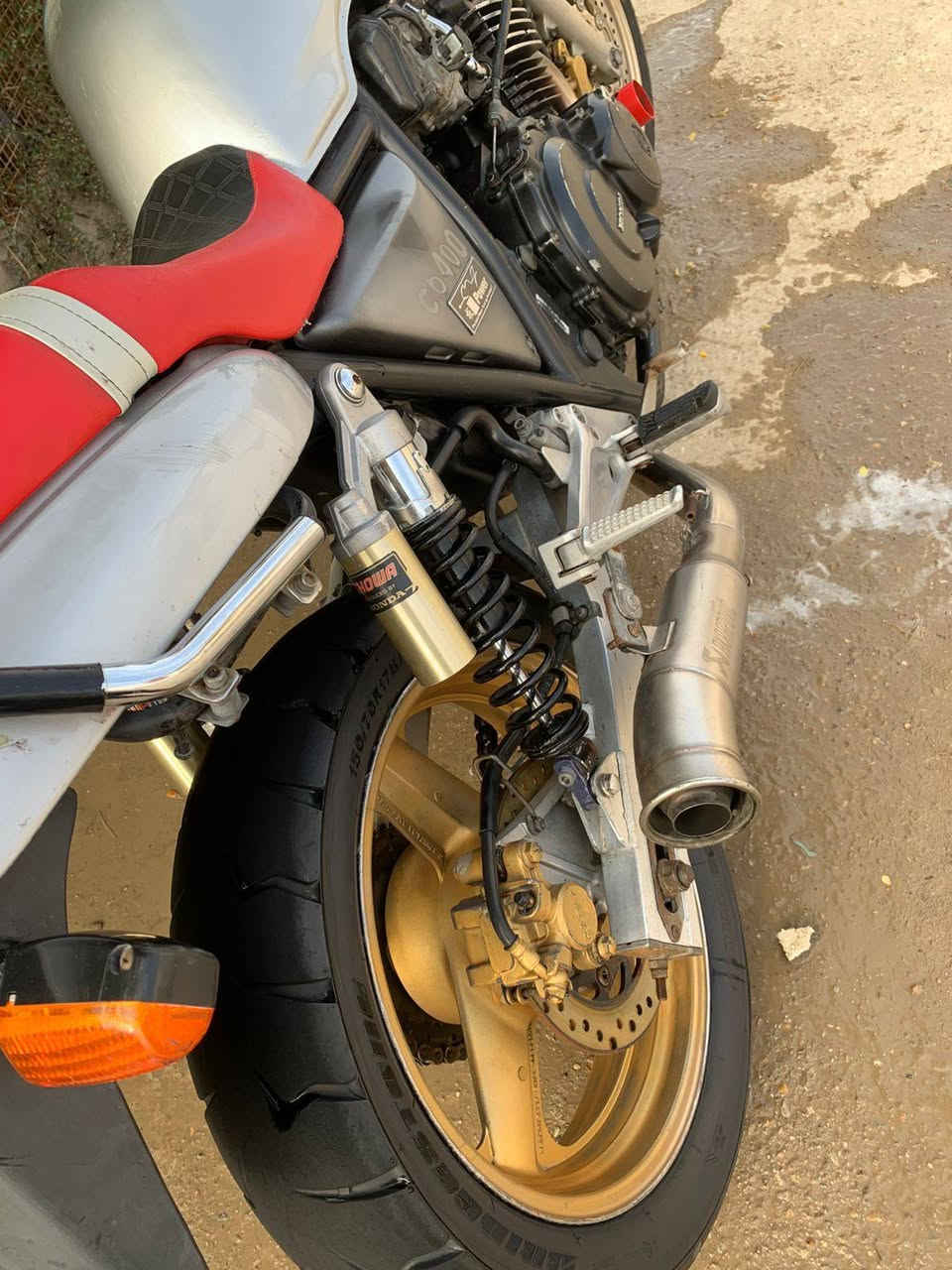 سلام عليكم. 
cb400

جيل اول. ١٦ ولف. 

اوراق كمرك مدفوع. 

مكينه خرسه. تشغيل نكره. 

نضافه نفس الي بصوره. وانضف بعد 

نعومه وشلعه كلش حلوه. 

المكان ناصريه. قضاء الرفاعي. 

***********.
